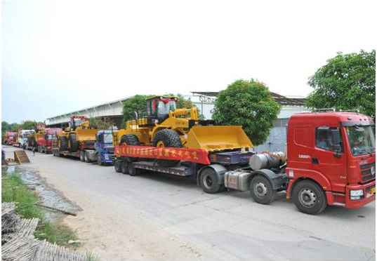 福大機(jī)械叉裝車(chē)批量出口歐洲發(fā)車(chē)儀式隆重舉行